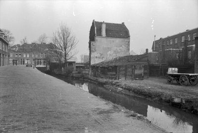 52470 Gezicht in de Gruttersdijk te Utrecht, uit het zuidoosten; links de huizen nrs. 60-61-62; links op de achtergrond ...